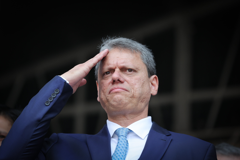 Aliados veem Tarcísio à frente da oposição após saída de Flávio