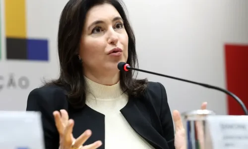 Tebet diz que negacionismo está no “DNA” da família Bolsonaro