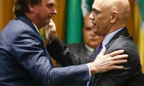 Moraes dá 24 horas para defesa esclarecer arma apreendida de Bolsonaro