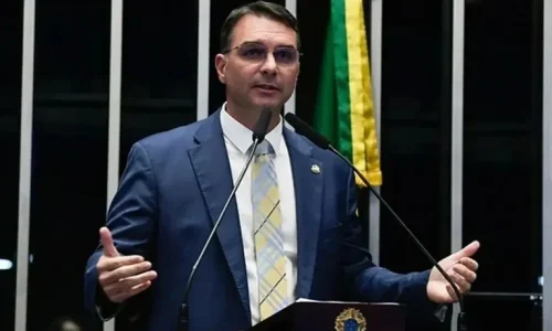 Em áudio divulgado, Flávio Bolsonaro pede dinheiro a Vorcaro para filme