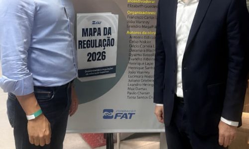 Ricardo Holz participa do lançamento do livro Mapa da Regulação ao lado do professor Antonio Esteca