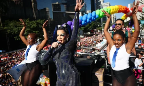 Eleições e Copa levam verde e amarelo para a Parada LGBT+ de São Paulo