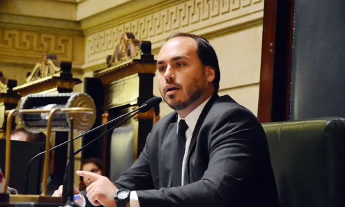 Carlos diz que aliados da direita querem afastar Bolsonaro