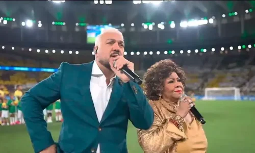 Alcione e Belo erram o Hino Nacional antes de jogo do Brasil e são detonados nas redes