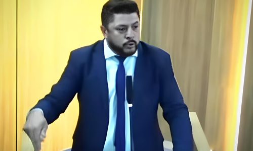 FERRAZ DE VASCONCELOS: Câmara pega fogo após Valtinho do Som chamar Renatinho Se Ligue de “ladrão de cota racial”