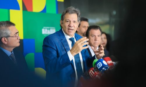Haddad critica Tarcísio por defender Eduardo Bolsonaro
