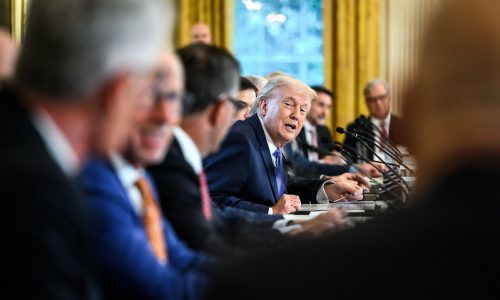 Trump volta a provocar Irã durante cerimônia nos EUA