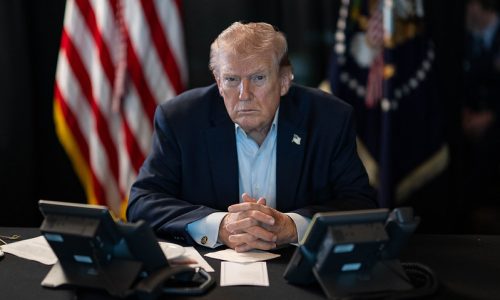 Trump manda repórter da CNN se calar durante coletiva na Casa Branca