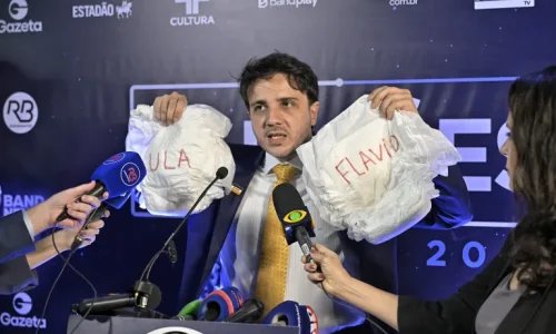 Renan leva fraudas para Flávio e Lula antes de debate presidencial