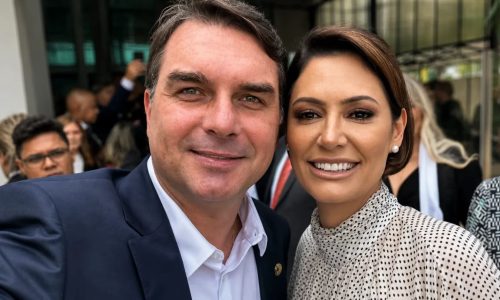 Flávio quer Michelle ao seu lado e pede união contra Lula