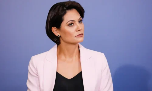 Michelle sinaliza que sabe de algo comprometedor sobre Flávio