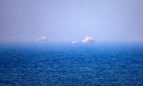 Irã diz ter atingido dois navios em Ormuz e afirma que outros quatro recuaram