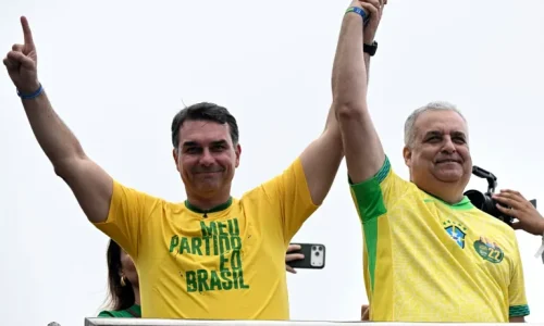 Em primeiro ato de campanha, Flávio sobe tom e retoma o ‘bolsonarismo raiz’