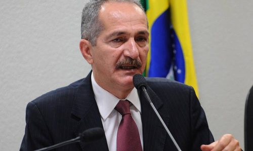 Aldo Rebelo sobe ao palanque e declara apoio a Caiado