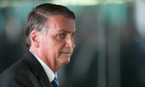 Bolsonaro vai para o hospital com vômitos e calafrio, diz Flávio