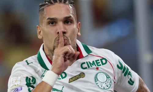 Paulinho, do Palmeiras, é denunciado pelo STJD após pedir “silêncio” a torcida do Flamengo