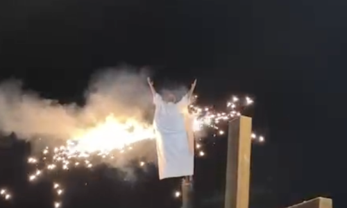 Pegou fogo! Henri Castelli passa sufoco e tem figurino incendiado em “A Paixão de Cristo”