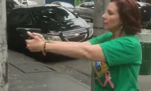 Homem perseguido por Zambelli faz vaquinha para processar ex-deputada