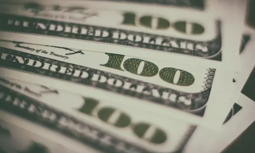 Dólar cai após corte da Selic e mercado avalia sinalização do Copom