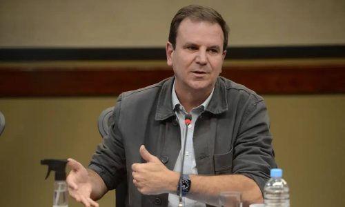 Sem Paes, debate no Rio concentra ataques a Douglas Ruas