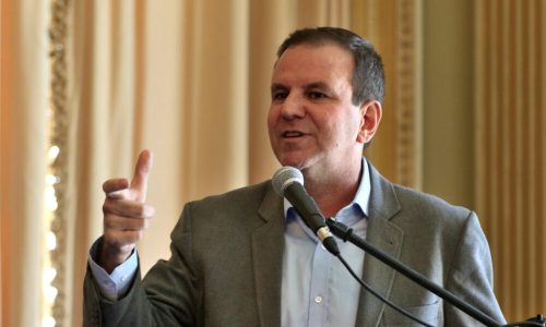 O prefeito do Rio, Eduardo Paes, fala durante apresentação de estudo que mostra Rio preparado para receber 73 grandes eventos esportivos,  no Palácio da Cidade, zona sul do Rio.