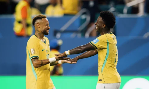 Ancelotti admite que Vinicius Jr e Neymar podem atuar juntos na Seleção