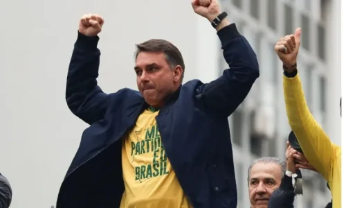Lula aumentou o Bolsa Família no ‘desespero’ e tenta comprar votos, diz Flávio