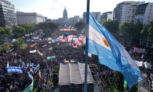 Inflação argentina acelera a 2,1% em julho e chega a 33,8%