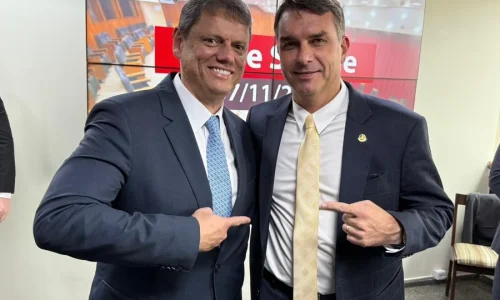 Tarcísio projeta voto útil e atua para quebrar resistências a Flávio