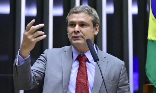 Lindbergh chama Bolsonaros de “vira-latas de Trump”