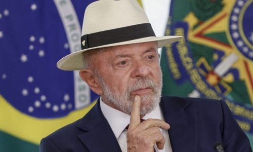 O presidente Luiz Inácio Lula da Silva (PT) assinou, durante ato no Palácio do Planalto nesta 3ª feira (28.abr.2026) o decreto do acordo de comércio entre a União Europeia e o Mercosul. O Congresso promulgou o tratado em 17 de março. O acordo começa a valer de maneira gradual a partir de 1º de maio de 2026. | Sérgio Lima/Poder360 - 28.abr.2026