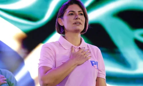 Michelle vira alvo de bolsonaristas após elogiar programa lançado por Lula