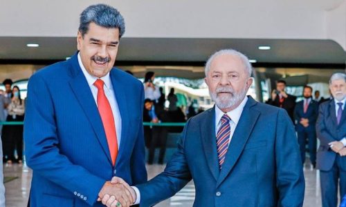 Moraes barra pedido de Flávio para ouvir Lula sobre suposta reunião com Maduro