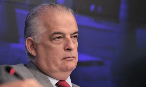 Em duelo com Marina, França se adianta e pressiona por chapa ao Senado