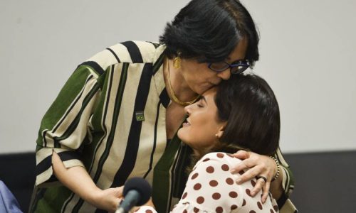 Damares diz que Michelle vai apoiar Flávio e nega disputa pela Presidência