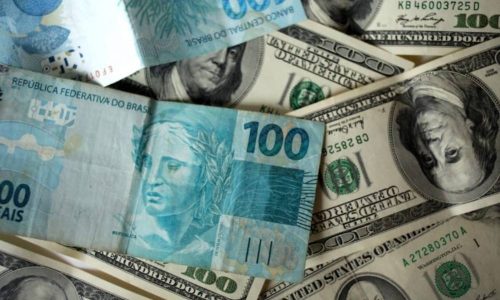Bolsa fecha estável à espera do Copom; dólar recua