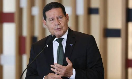 Mourão quer adiar debate sobre fim da escala 6×1