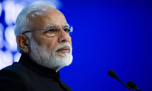 Jovens protestam na Índia e pedem renúncia de Modi após vazamento de provas