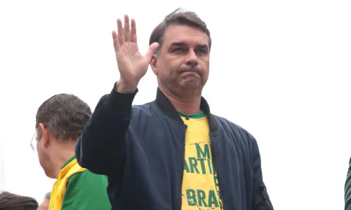 Sob ofensiva do PT, Flávio prepara contra-ataque a Lula antes do 1º turno