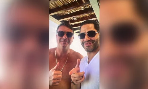 Flávio afirma que foto com ‘Sicário’ de Vorcaro foi feita por IA