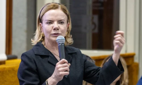Gleisi diz que Planalto está “inclinado” a enviar PL com urgência sobre 6×1