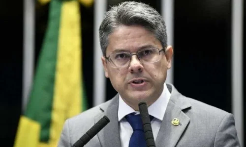 Escritório de esposa de Moraes vai processar senador Alessandro Vieira