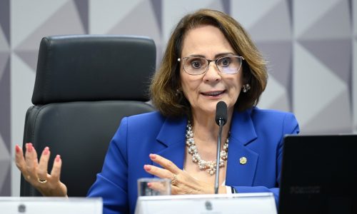 Damares diz que Flávio “ainda” é seu pré-candidato