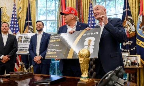 Trump liga para presidente da Fifa após expulsão de atacante dos EUA, e cartão vermelho é revogado