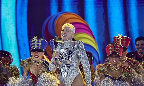 Xuxa faz a nave voar e mostra que cresceu junto com seus baixinhos