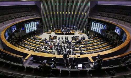 Na Câmara, deputados nem se importam com jornada: eles cumprem escala ‘6 por 44’