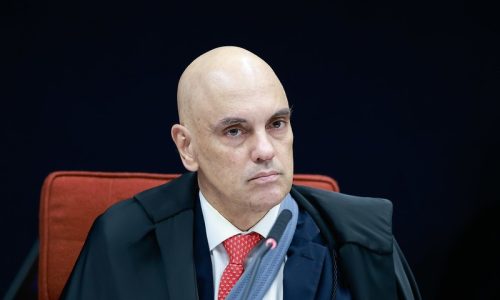 Ato em Brasília pede impeachment de Moraes em meio à crise no STF