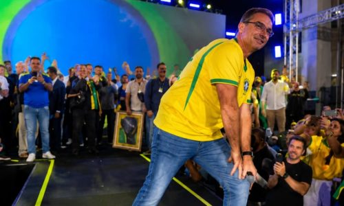 Após semanas de turbulência, Flávio Bolsonaro aparece descontraído e dança em evento do PL