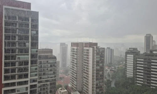 Frente fria derruba temperatura e SP tem risco de tempestades