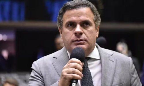 Deputado do PL se desculpa por subir em palanque petista na Bahia